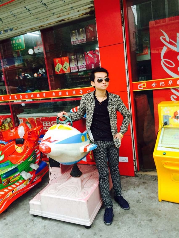 阳光帅气男嘉宾的第一张照片--认干亲服务网