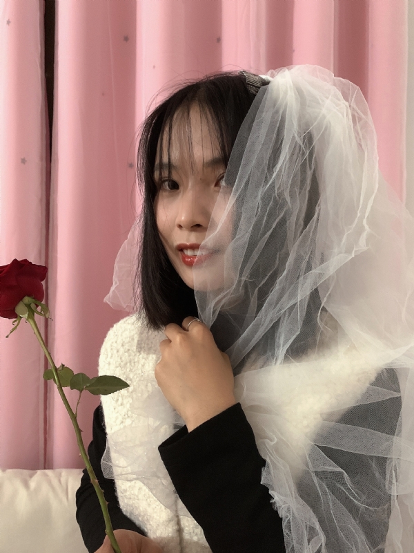 持紫菜包饭的女孩的第一张照片--认干亲服务网