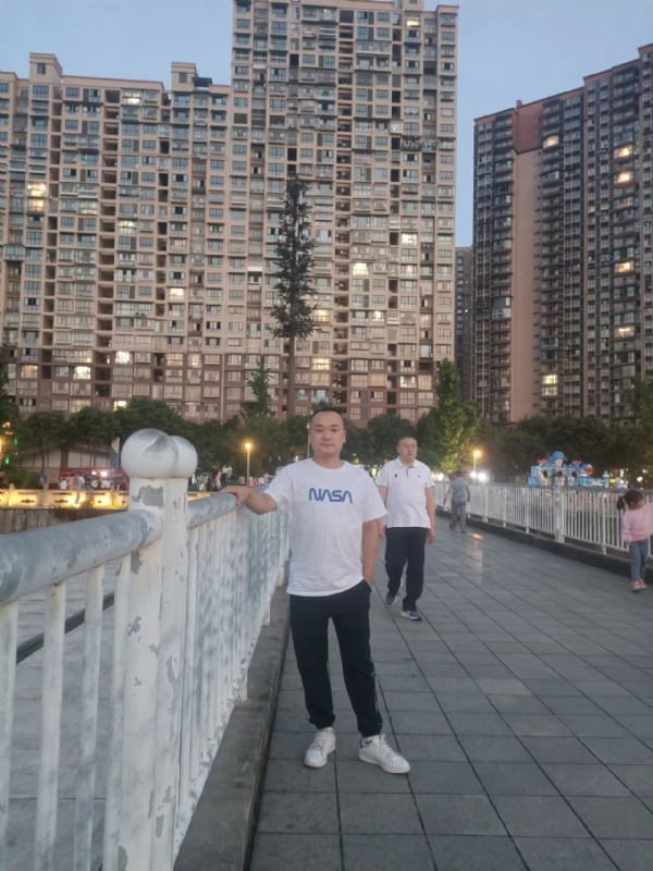 寂寞的男人的第一张照片--认干亲服务网