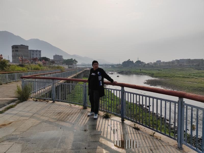 笑看蓝天的第一张照片--认干亲服务网