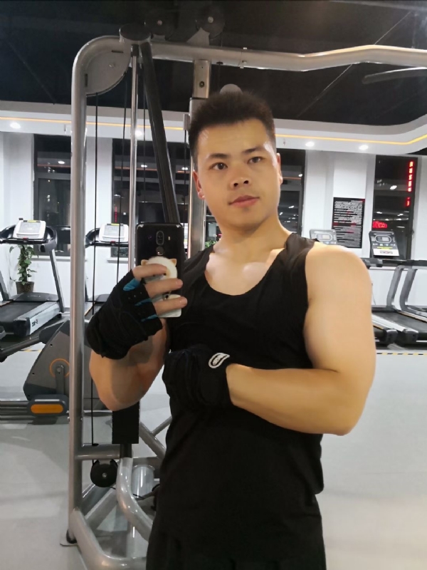 范迪塞尔的第二张照片--认干亲服务网